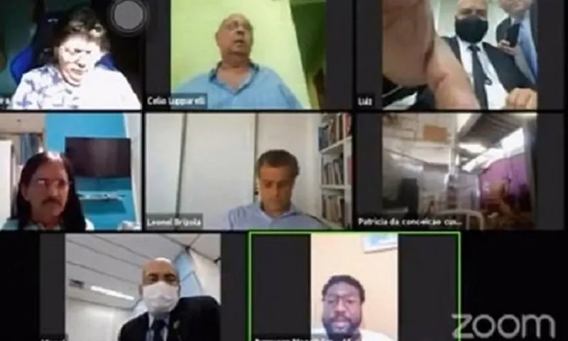 Βίντεο: Ζευγάρι κάνει σεξ σε απευθείας μετάδοση την ώρα τηλεδιάσκεψης δημοτικού συμβουλίου!