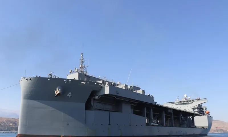 Εντυπωσιακές φωτογραφίες: Το τεράστιο USS Hershel «Woody» Williams που κατέπλευσε στη Σούδα