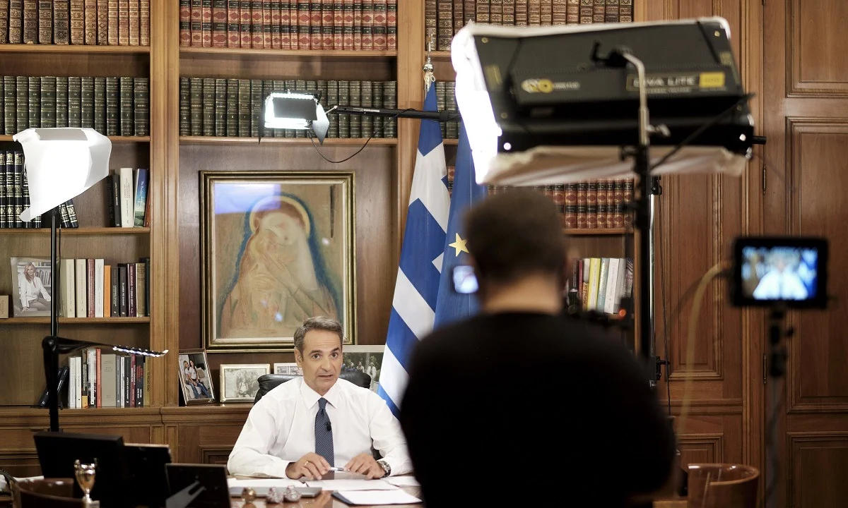 Ο Μητσοτάκης... σε απόσταση από τον Χαρδαλιά: «Περιμέναμε αύξηση κρουσμάτων με τον τουρισμό» (vid)