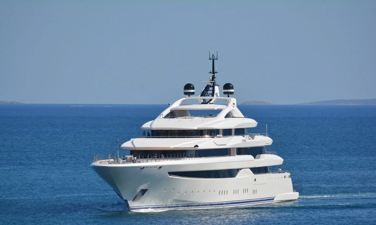 O' Pari: Εντυπωσιάζει το ελληνικής κατασκευής mega yacht «κόσμημα» στη Μαρίνα Ζέας (vid)