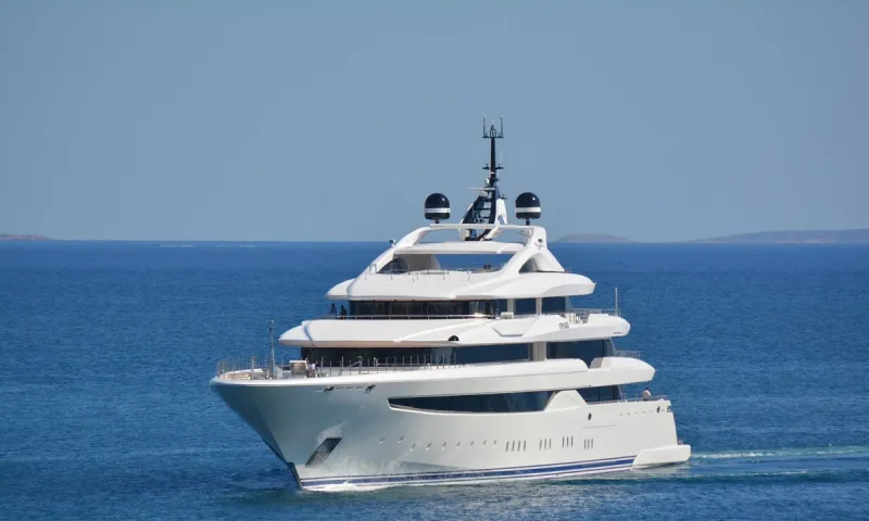 O' Pari: Εντυπωσιάζει το ελληνικής κατασκευής mega yacht «κόσμημα» στη Μαρίνα Ζέας (vid)