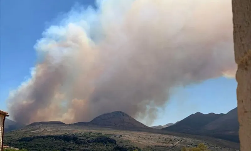 Φωτιά στη λακωνική Μάνη - Συναγερμός στην Πυροσβεστική (vids)