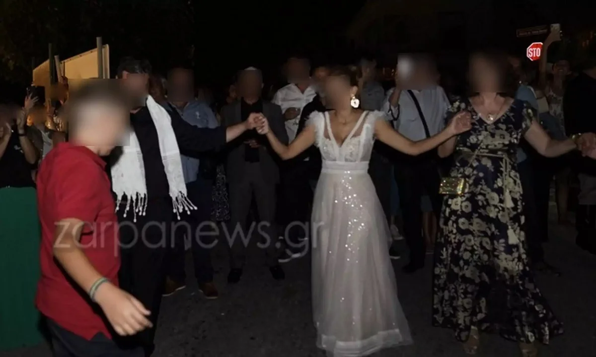 Κρήτη: «Κόλπο» νεόνυμφων κόντρα στον κορονοϊό - Γαμοβάφτιση στη μέση του δρόμου!