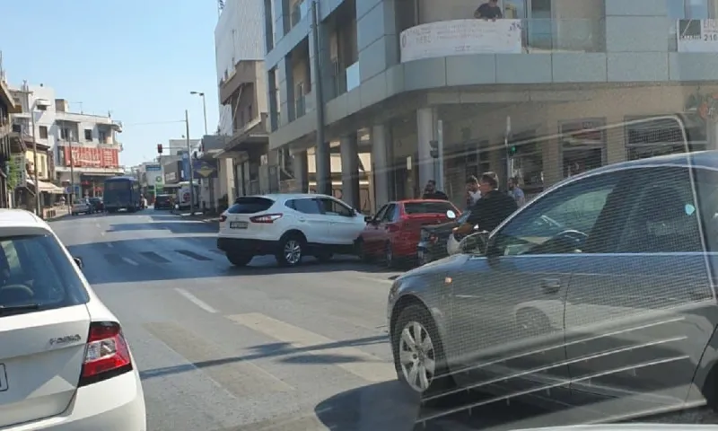 Δάφνη: Τροχαίο στη Βουλιαγμένης (pic)