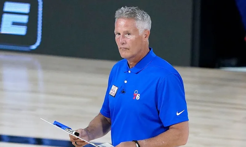 NBA: Οι Σίξερς απέλυσαν τον Μπρετ Μπράουν (vid)