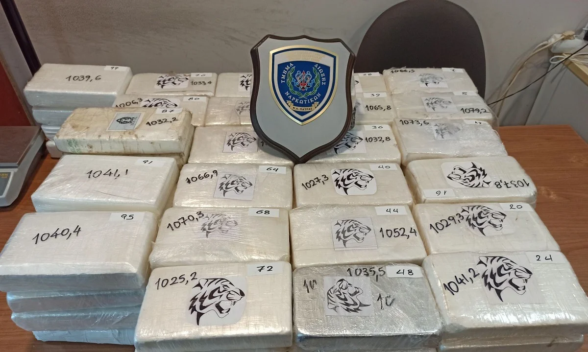 Πάτρα - Απίστευτο: Συνελήφθη με πάνω από 100 κιλά κοκαΐνη! (vid+pics)