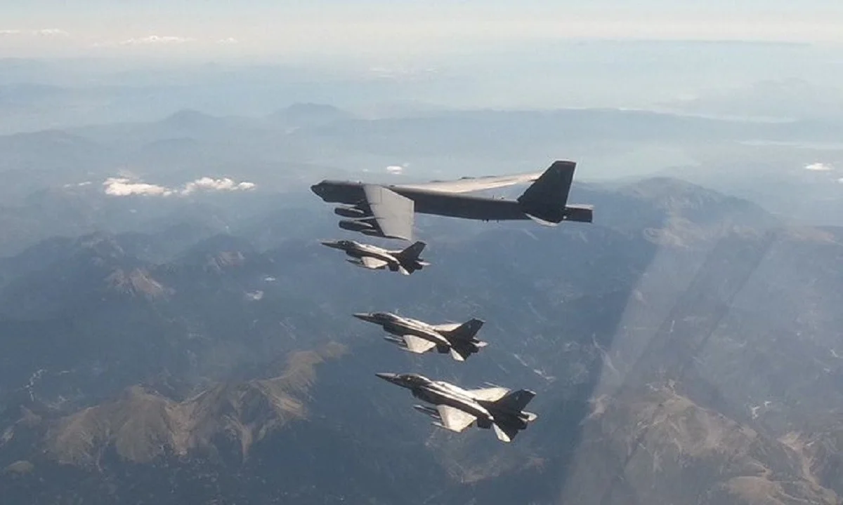 F 16: Ελληνικά μαχητικά συνόδεψαν αμερικανικό Β-52 στο Αιγαίο