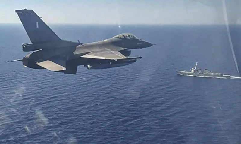 Ελληνικά F-16: Βίντεο που κόβει την ανάσα! Με πτήση δίπλα σε φρεγάτα στην Κύπρο