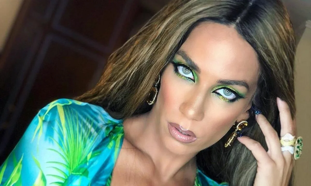 Κατερίνα Στικούδη: Αέρινη και... τόπλες (pics)