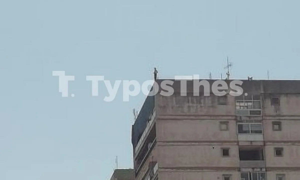 Θεσσαλονίκη: Άνδρας απειλεί να πηδήξει στο κενό από ταράτσα στις 12όροφες (vid)