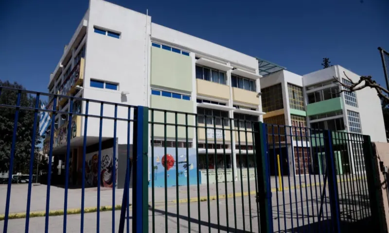 Σχολεία - Απίστευτο: «Όσα δεν μπορούν να αποχωριστούν τους γονείς, θα περιμένουν έξω»