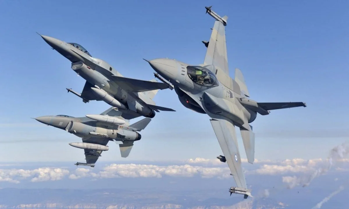 F 16: Χαμηλή πτήση ελληνικών μαχητικών πάνω από την Αθήνα