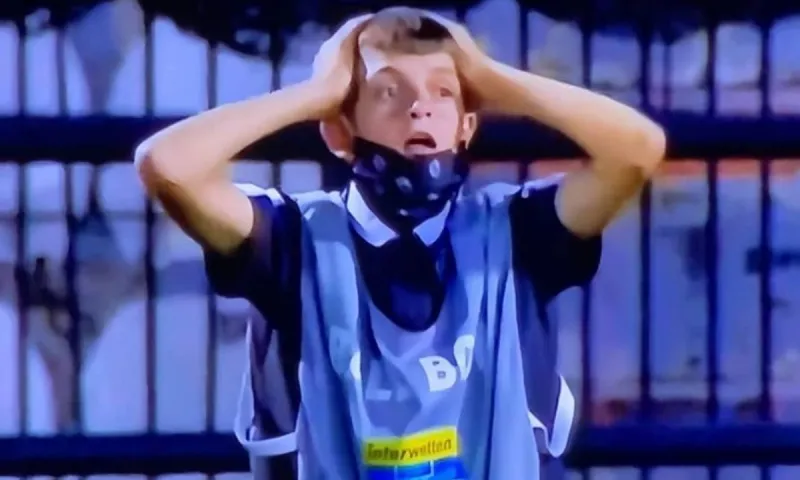 ΠΑΟΚ - ΑΕΛ: Το ball boy έπαθε... σοκ με Άκπομ!