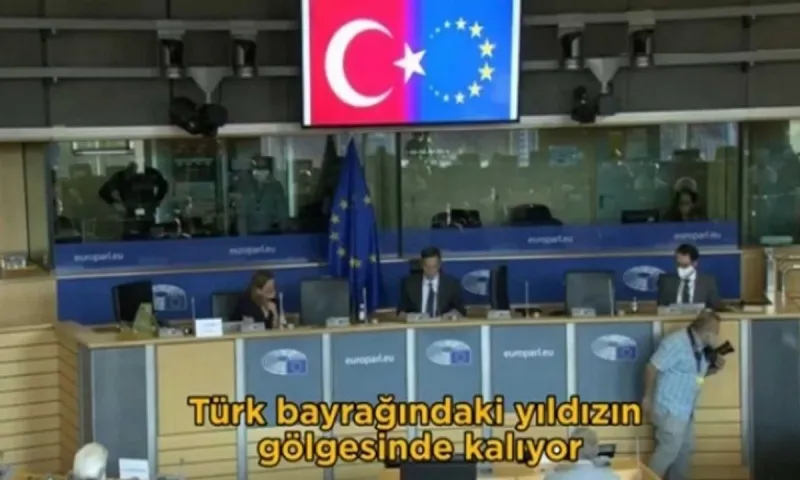 Τσαβούσογλου: Ξύλο από την Ευρώπη - Εμφάνισε σε ημισέληνο τη σημαία της ΕΕ