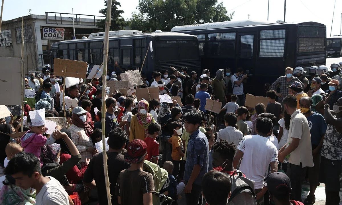 Μόρια: Καζάνι που βράζει η Λέσβος - Πετροπόλεμος μεταξύ μεταναστών και ΕΛ.ΑΣ.