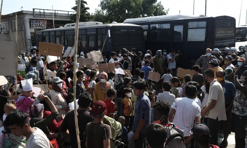 Μόρια: Καζάνι που βράζει η Λέσβος - Πετροπόλεμος μεταξύ μεταναστών και ΕΛ.ΑΣ.