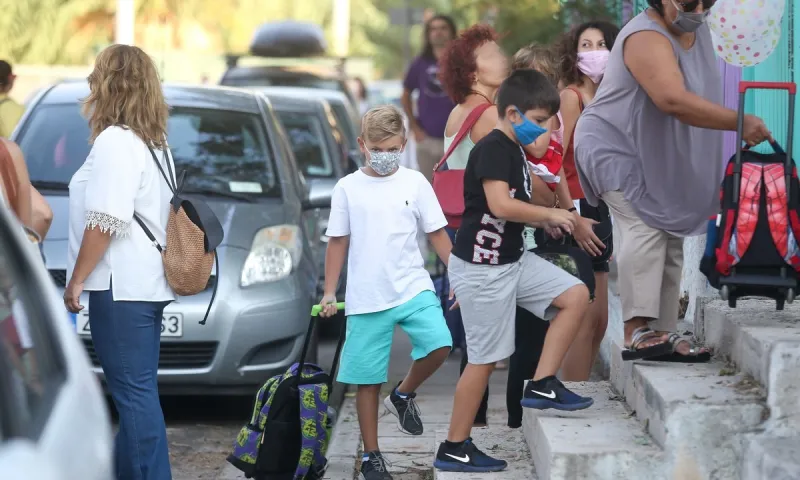 Σχολεία: Πρώτο κουδούνι με μάσκες και αντισηπτικά (pics)