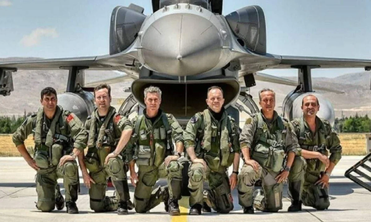 Toυρκικά F-16: Δίπλα δίπλα ποζάρουν Τούρκοι και Πακιστανοί πιλότοι