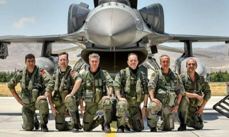 Toυρκικά F-16: Δίπλα δίπλα ποζάρουν Τούρκοι και Πακιστανοί πιλότοι