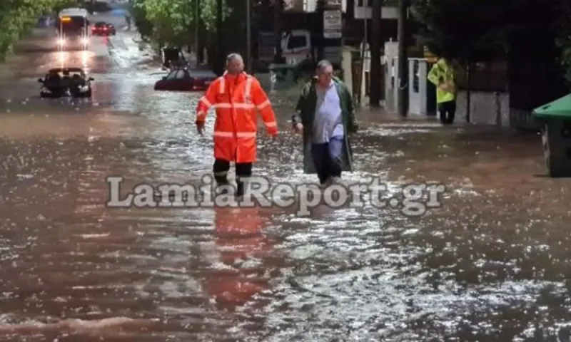 Κακοκαιρία Ιανός: Εγκλωβίστηκαν αυτοκίνητα στη Λαμία (vid)