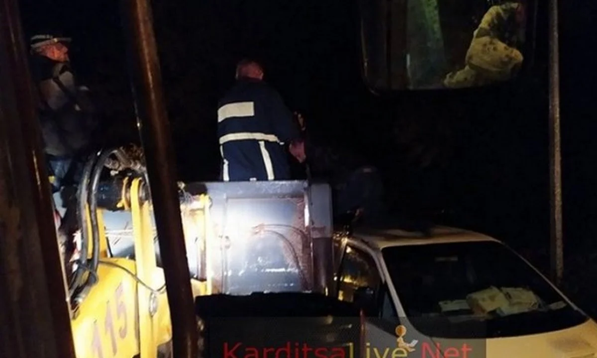 Κακοκαιρία Ιανός: Νύχτα αγωνίας στην Καρδίτσα - Αγνοούμενοι και εγκλωβισμένοι! (vids)