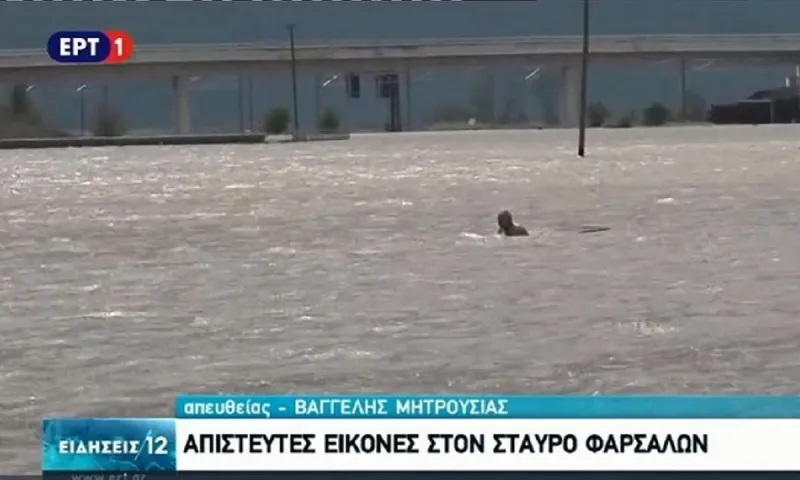 Ιανός: Στιγμές τρόμου για ηλικιωμένο στα Φάρσαλα: Δείτε βίντεo από τη διάσωσή του (vid)