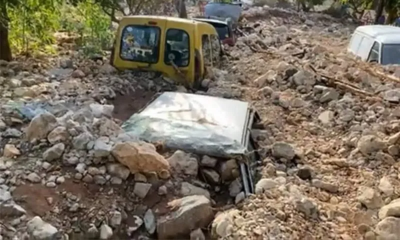 Ιανός - Κεφαλονιά: Βουνό από πέτρες σκέπασε αυτοκίνητα! (vid-pics)