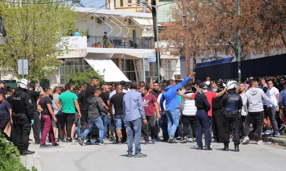 Βέροια: Άγριο ξύλο μεταξύ Ρομά - Συμπλοκή με καδρόνια, καρέκλες και σερβίτσια! (vid)