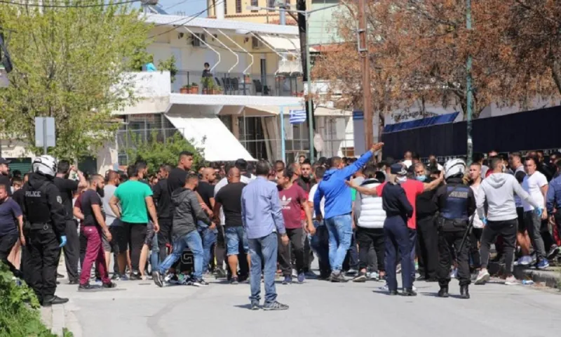 Βέροια: Άγριο ξύλο μεταξύ Ρομά - Συμπλοκή με καδρόνια, καρέκλες και σερβίτσια! (vid)