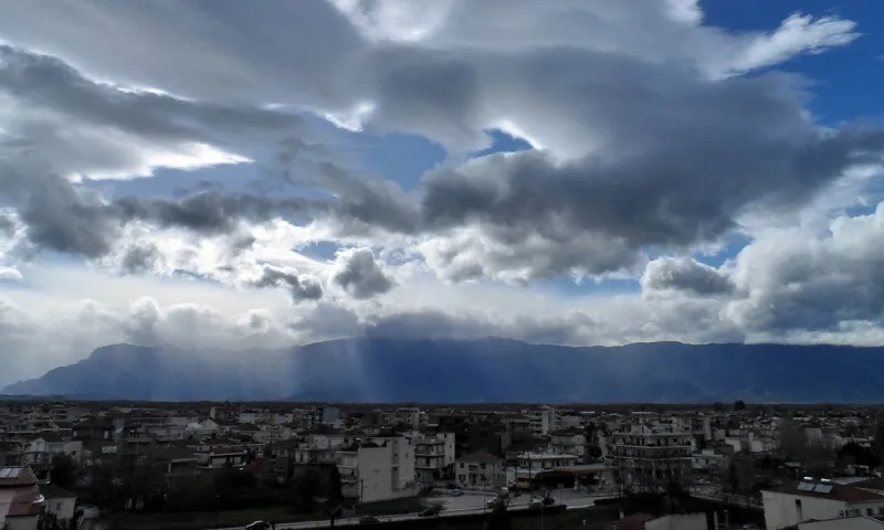 Καιρός 23/9: Νεφώσεις και σποραδικές βροχές