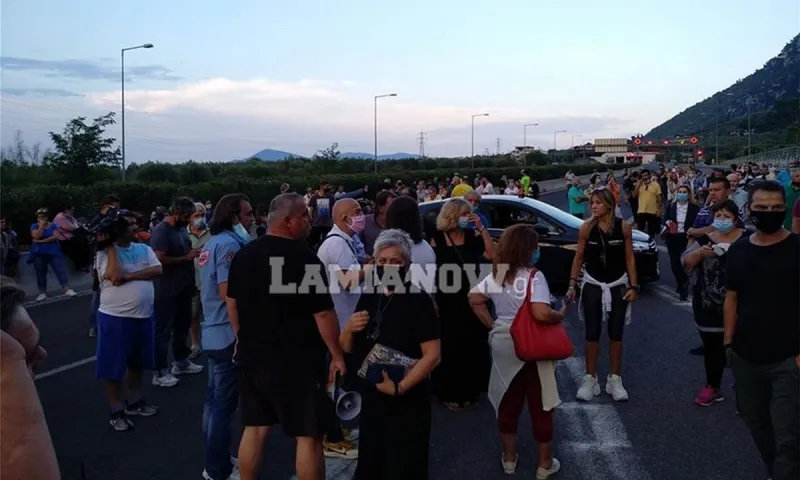 Καμένα Βούρλα: Αντιδράσεις για την εγκατάσταση προσφυγόπουλων - Κάτοικοι έκλεισαν την Εθνική Οδό (vid)