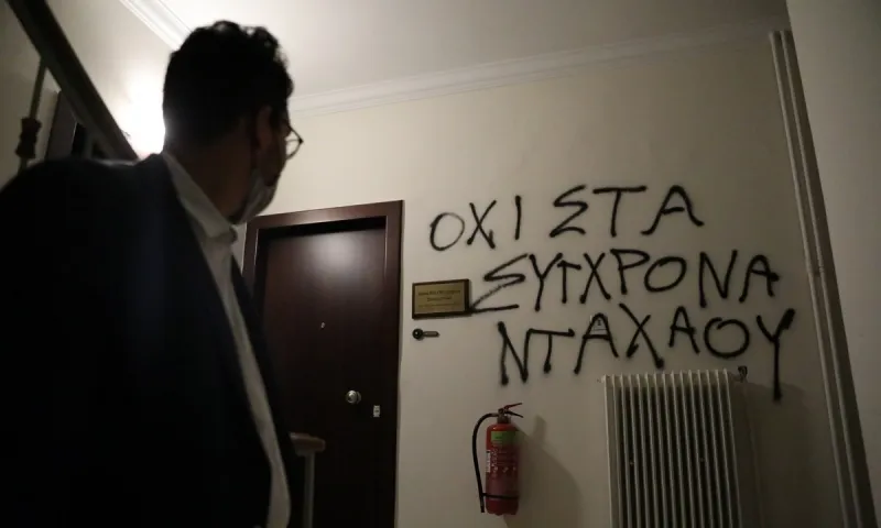 Πέτσας για επίθεση σε Μηταράκη: Η κυβέρνηση δεν πτοείται από τέτοιες επιθέσεις