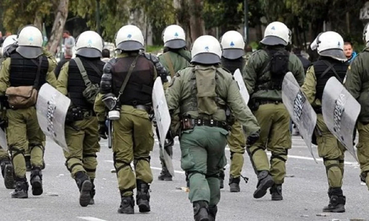 Σύνταγμα: Ένταση και χημικά στο μνημείο του Άγνωστου Στρατιώτη