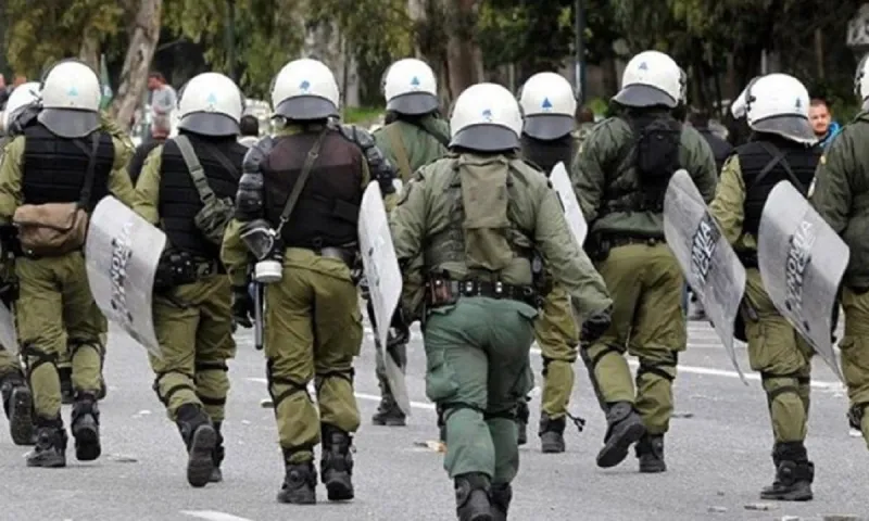 Σύνταγμα: Ένταση και χημικά στο μνημείο του Άγνωστου Στρατιώτη