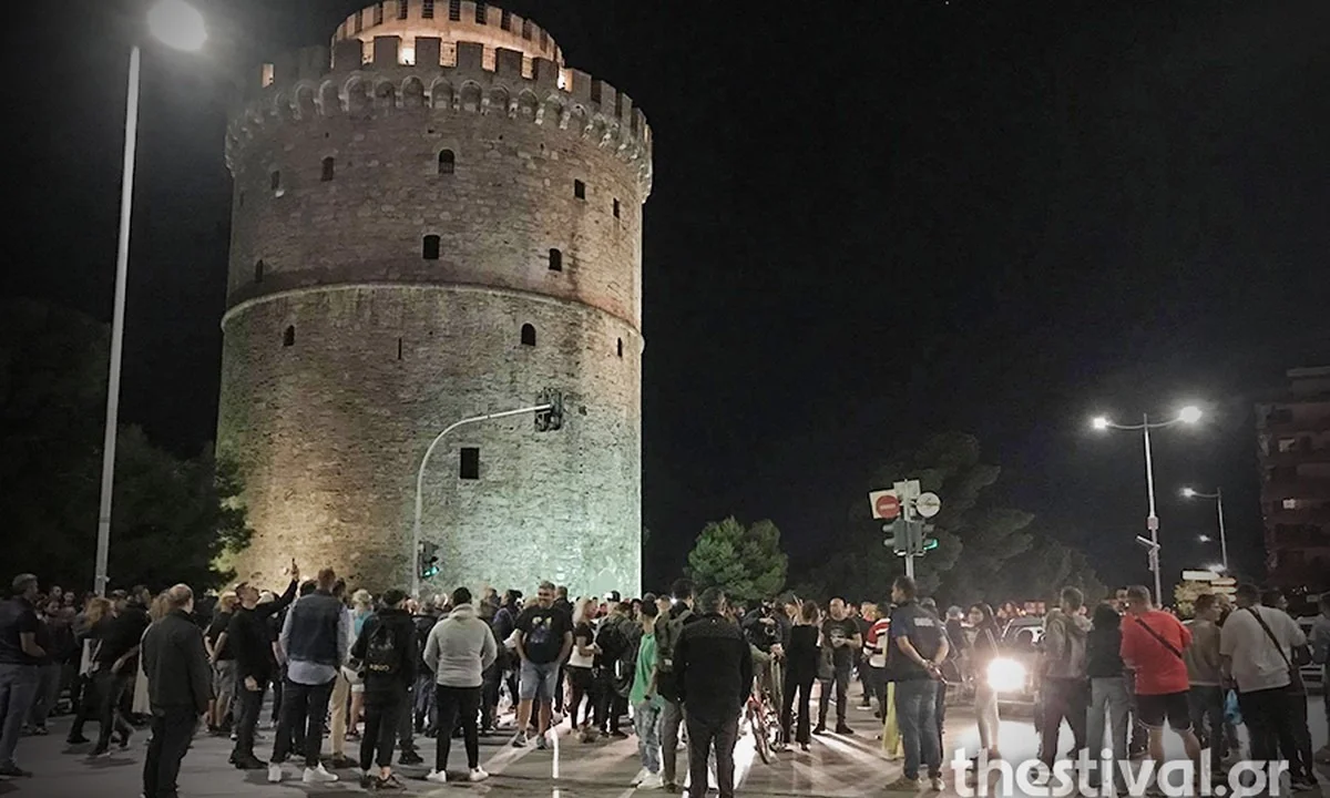 Κορονοϊός - Θεσσαλονίκη: Εστιάτορες διαδήλωσαν μετά τα μεσάνυχτα για το κλείσιμο στις 12 (pics-vids))