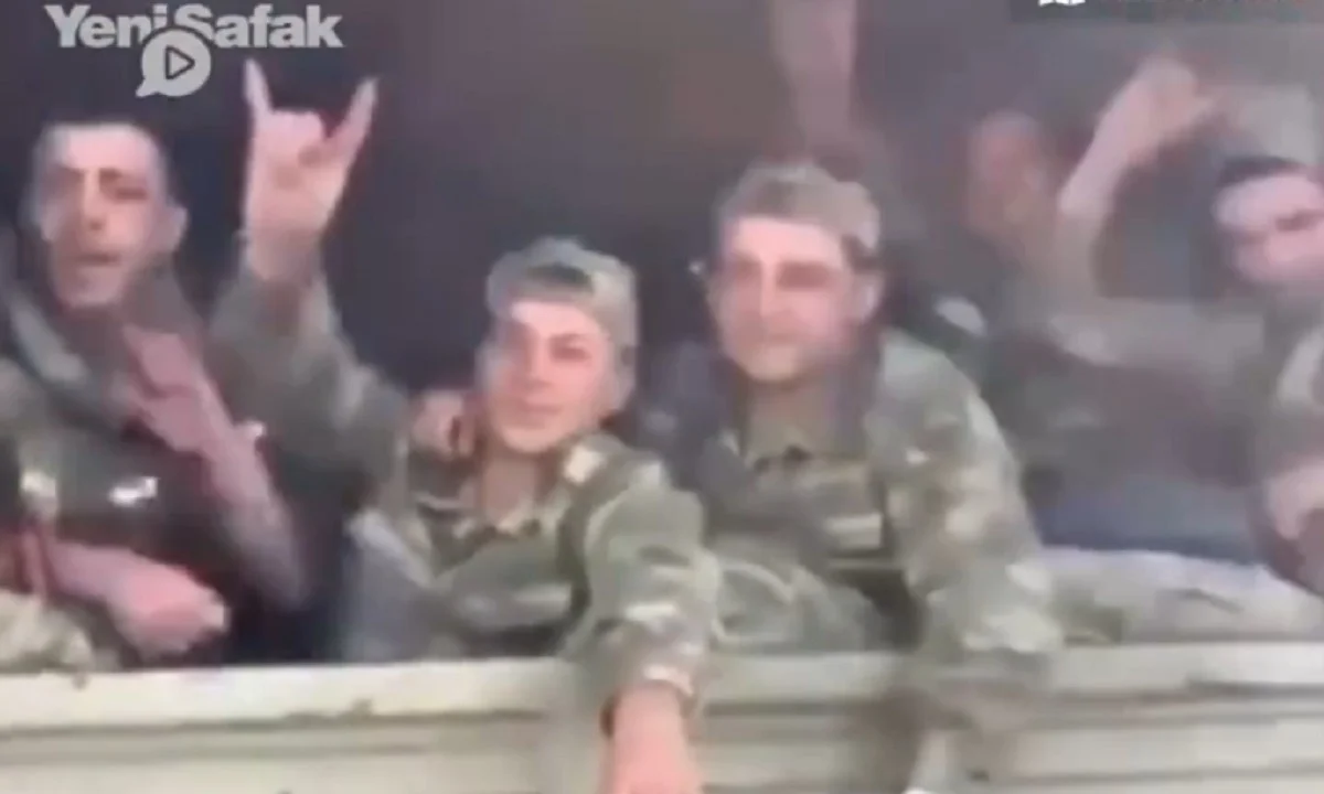 Ναγκόρνο - Καραμπάχ: Αζέροι στρατιώτες πάνε στο μέτωπο με χαιρετισμό των Γκρίζων Λύκων