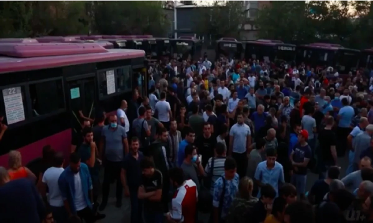 Nαγκόρνο Καραμπάχ: Ουρές Aρμένιων για να πάνε να πολεμήσουν τους Αζέρους