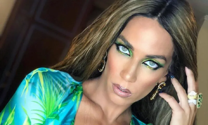 Στικούδη: Το αβυσσαλέο της ντεκολτέ «άναψε» φωτιές