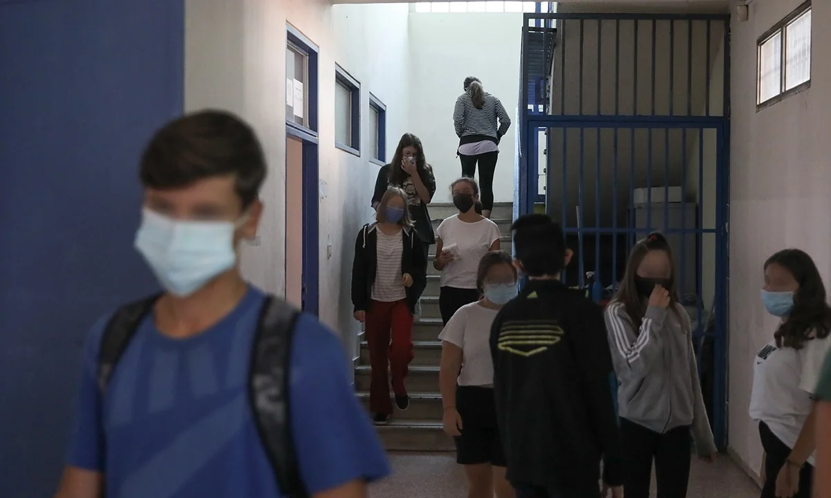 Μάσκες - σχολεία: Χαμός ξανά, ήταν πάλι λάθος οι διαστάσεις! (vid)