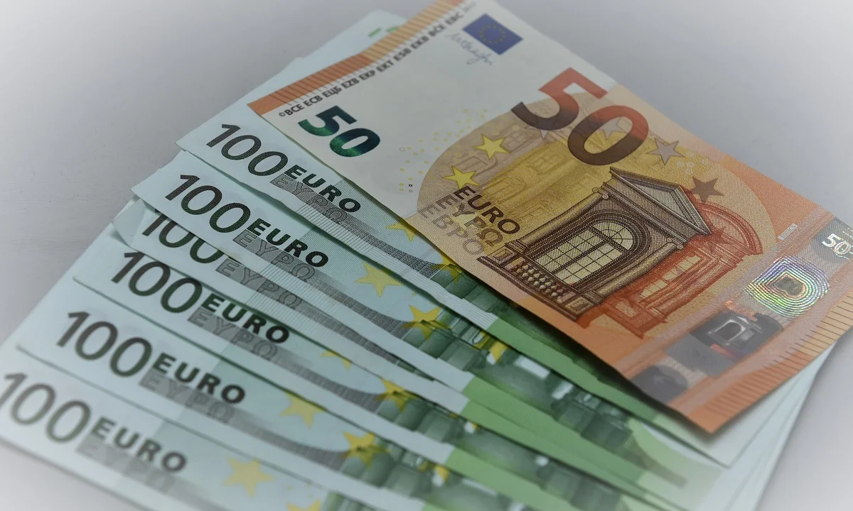Επίδομα 534 ευρώ: Πληρώνονται 120.000 δικαιούχοι την Τετάρτη (30/9) - Ποιους αφορά (vid)