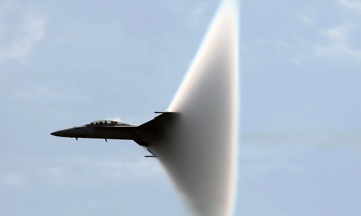 Τι είναι το sonic boom που τρομοκράτησε το Παρίσι όταν το Rafale έσπασε το φράγμα του ήχου