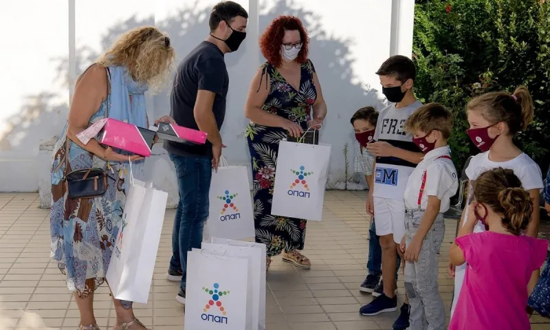 Ο ΟΠΑΠ προσφέρει παπούτσια και χαμόγελα σε παιδιά