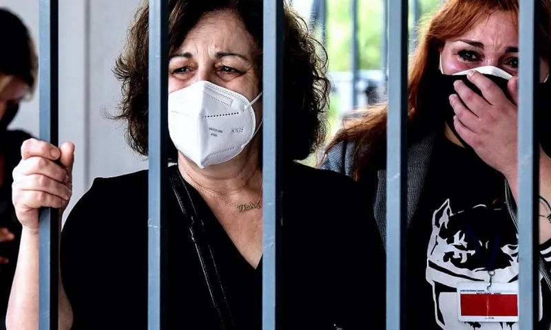 Δίκη Χρυσής Αυγής: Με λυγμούς και υψωμένες γροθιές υποδέχτηκε η Μάγδα Φύσσα την ιστορική απόφαση!