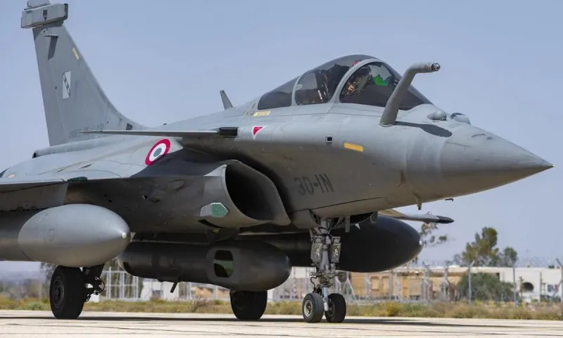 Ελληνοτουρκικά: Ο Α/ΓΕΑ στη «φωλιά» των Rafale! Αυτοψία στα μαχητικά που παίρνει η ΠΑ (vid)