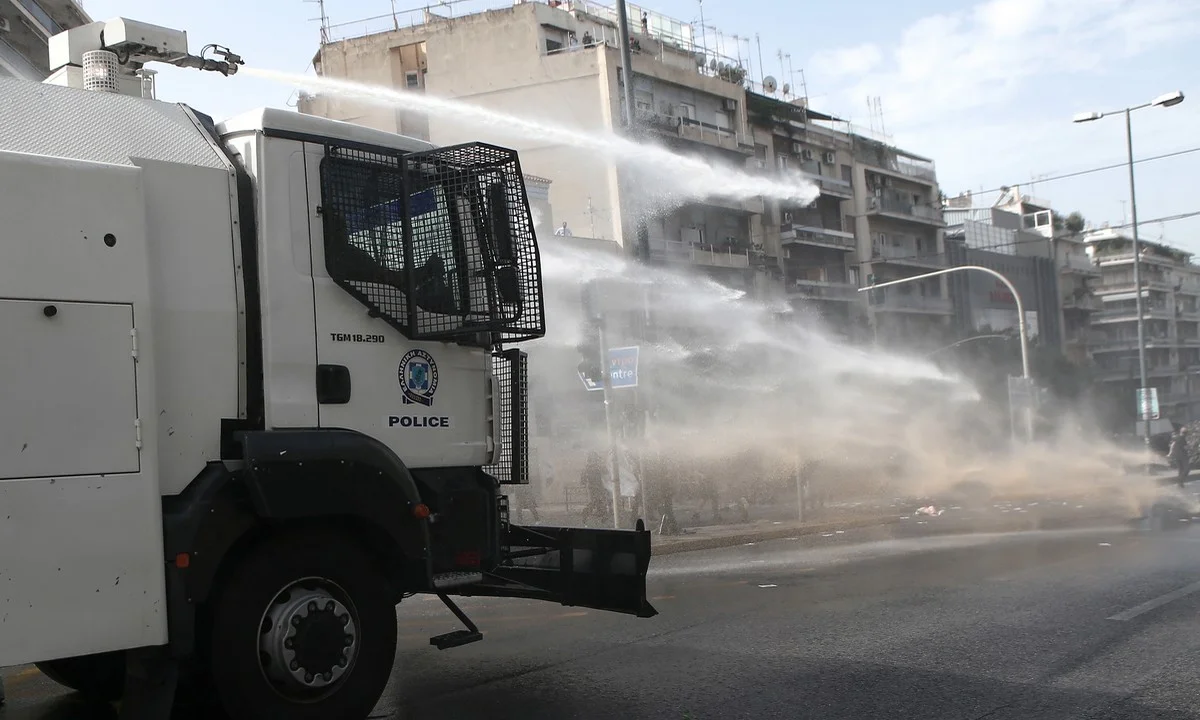 Χρυσοχοΐδης: Εξηγήσεις για τις ρίψεις νερού από την Αστυνομία - «Από τις 20.000, οι 600...»