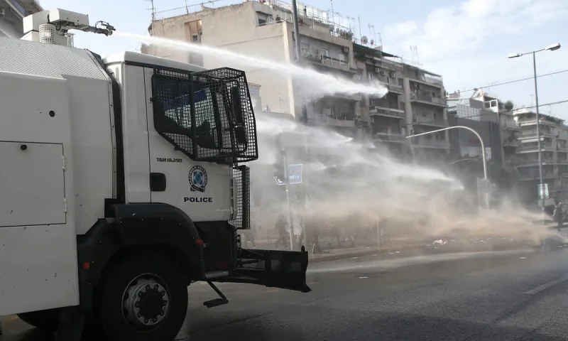 Χρυσοχοΐδης: Εξηγήσεις για τις ρίψεις νερού από την Αστυνομία - «Από τις 20.000, οι 600...»