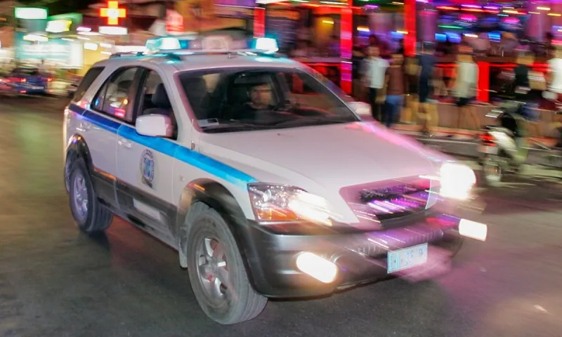Πάτρα: Μαγαζί λειτουργούσε μετά τα μεσάνυχτα - Φθορές στο περιπολικό από τους συλληφθέντες!