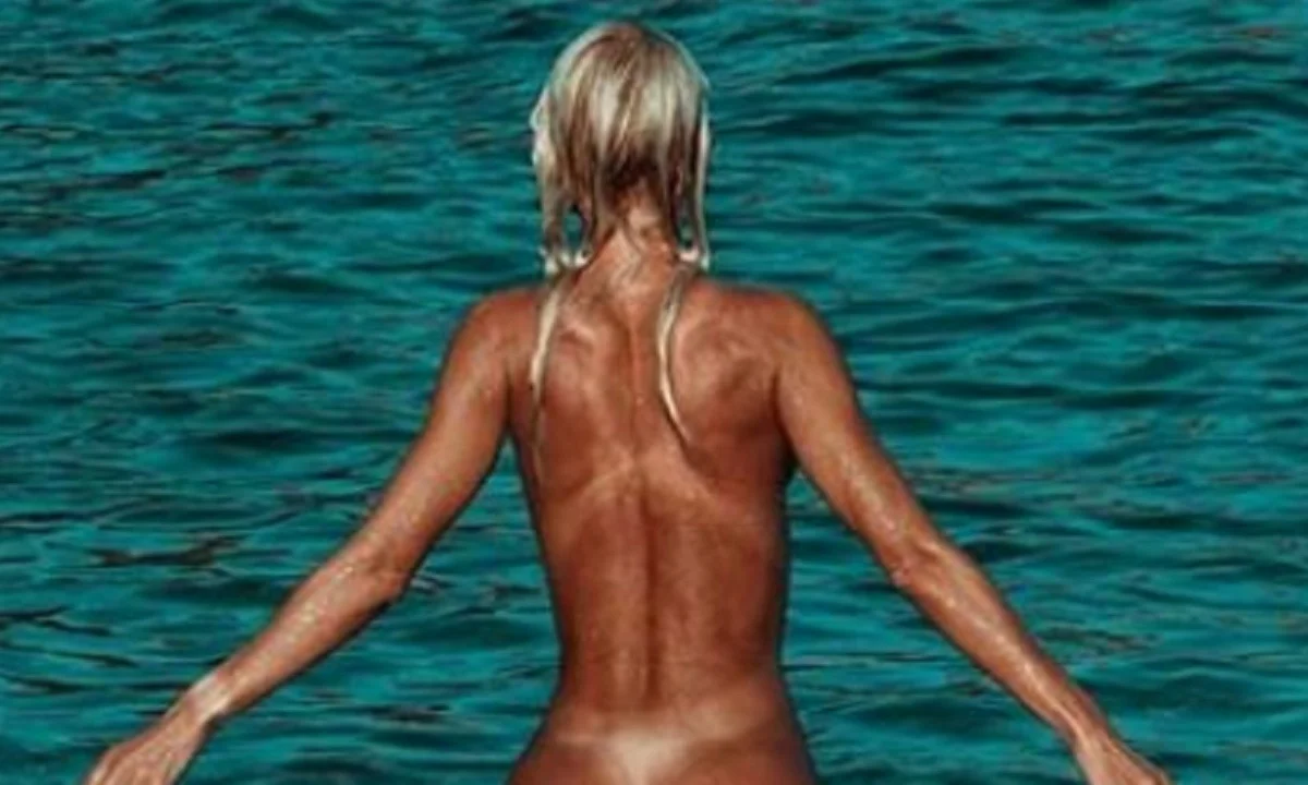 Ασημίνα Ιγγλέζου: Η... πίσω της όψη ολόγυμνη στη θάλασσα! (pic)