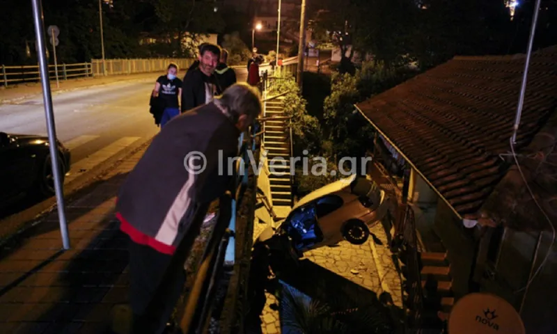 Βέροια: Απίστευτο τροχαίο, αυτοκίνητο «προσγειώθηκε» σε μπαλκόνι σπιτιού! (vid+pics)