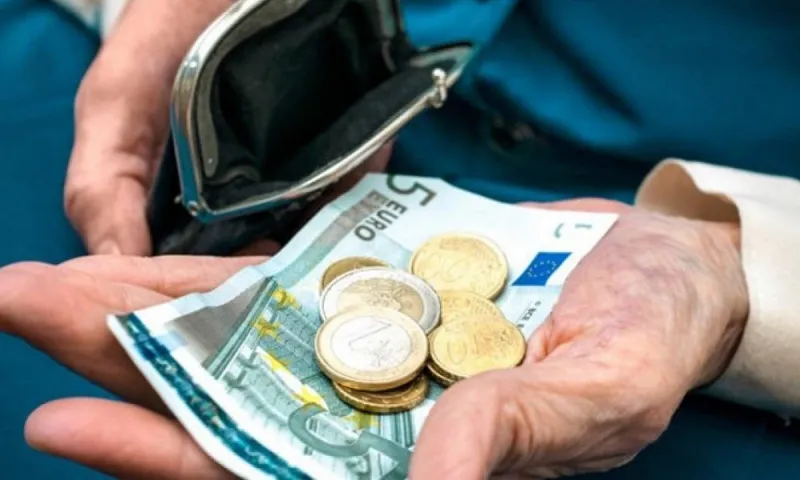 Συντάξεις χηρείας: Αναδρομικά και αυξήσεις σε χιλιάδες δικαιούχους (vid)